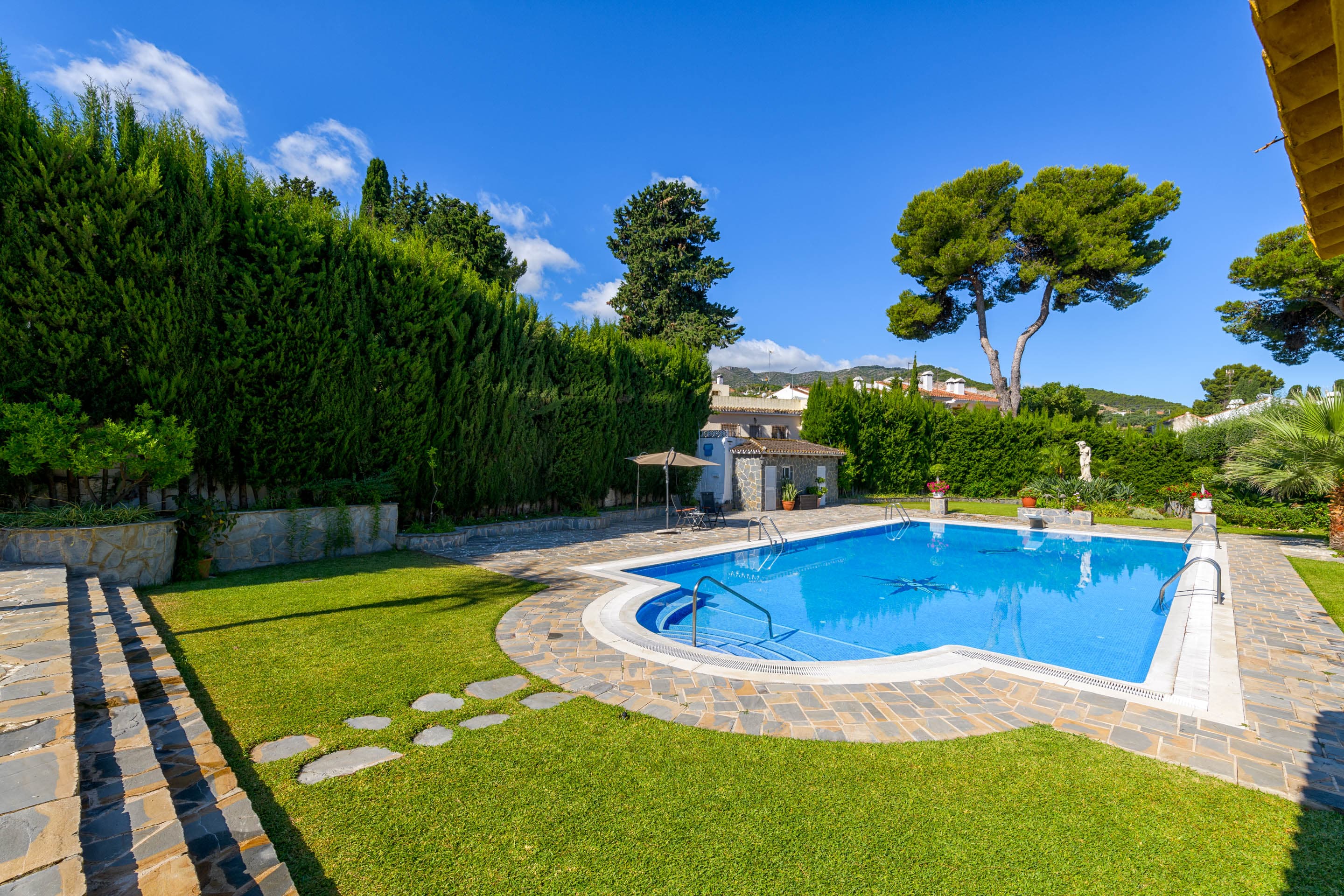 Gran Villa con Piscina y Pista de Pádel en Churriana, Málaga — alquiler vacacional en Málaga